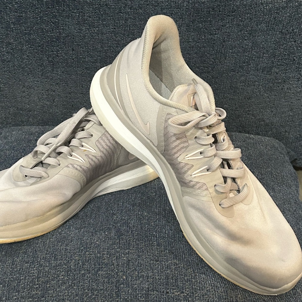 Nike size 8 women’s training in season TR8 in Ligjt grey and pale pink